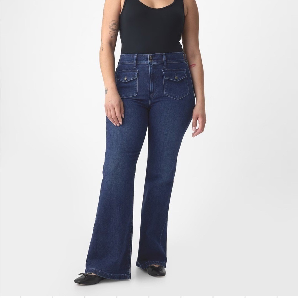 GAP High Rise '70s Flare Jeans with front and back pockets size 16/33